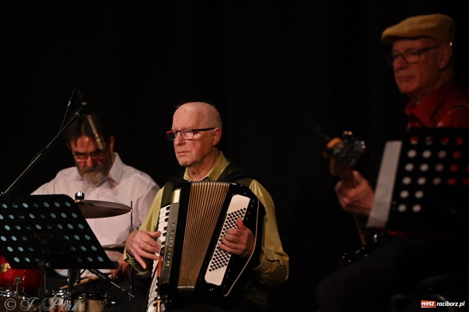 Zdjęcie w galerii na portalu naszraciborz.pl: Powróćmy jak za dawnych lat. Zespół 60 plus wypełnił Strzechę [FOTO i WIDEO] wiadomości z regionu