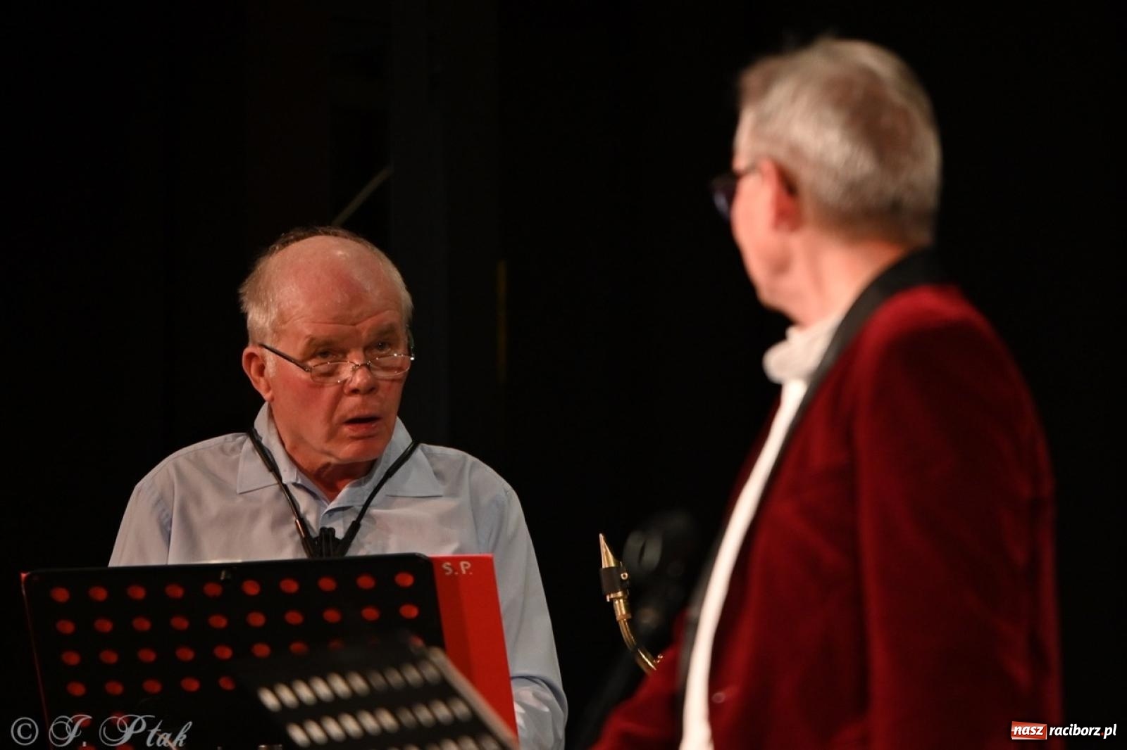 Zdjęcie w galerii na portalu naszraciborz.pl: Powróćmy jak za dawnych lat. Zespół 60 plus wypełnił Strzechę [FOTO i WIDEO] wiadomości z regionu