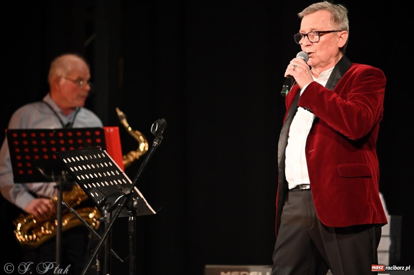 Zdjęcie w galerii na portalu naszraciborz.pl: Powróćmy jak za dawnych lat. Zespół 60 plus wypełnił Strzechę [FOTO i WIDEO] wiadomości z regionu