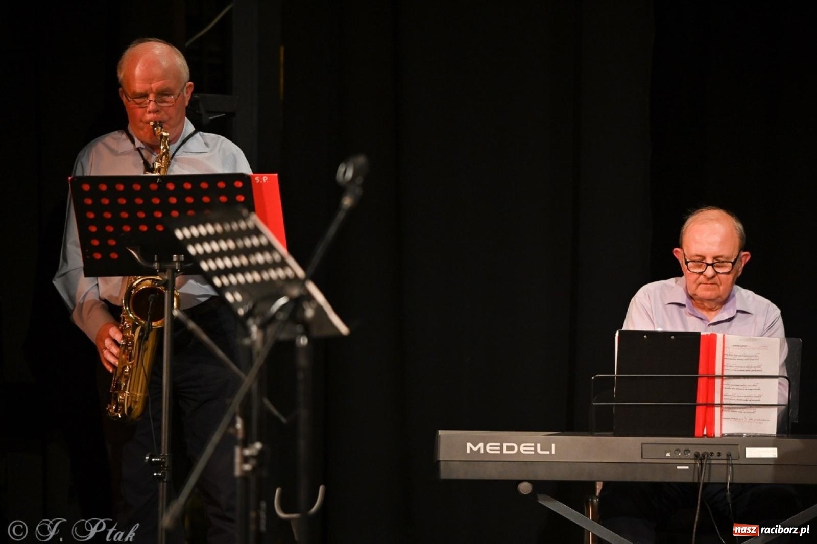 Zdjęcie w galerii na portalu naszraciborz.pl: Powróćmy jak za dawnych lat. Zespół 60 plus wypełnił Strzechę [FOTO i WIDEO] wiadomości z regionu