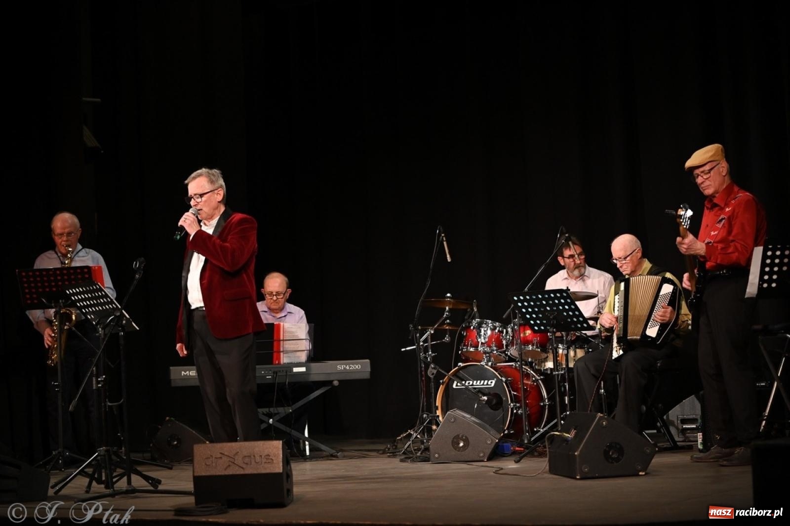 Zdjęcie w galerii na portalu naszraciborz.pl: Powróćmy jak za dawnych lat. Zespół 60 plus wypełnił Strzechę [FOTO i WIDEO] wiadomości z regionu