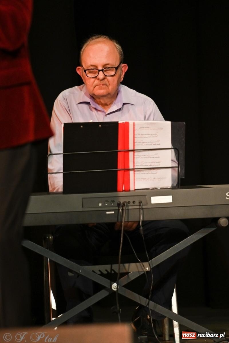 Zdjęcie w galerii na portalu naszraciborz.pl: Powróćmy jak za dawnych lat. Zespół 60 plus wypełnił Strzechę [FOTO i WIDEO] wiadomości z regionu