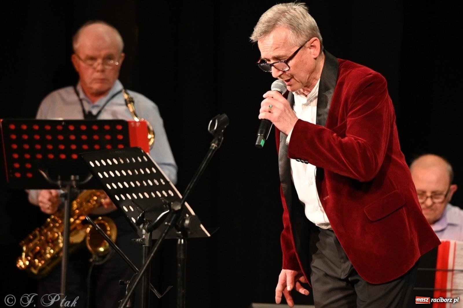 Zdjęcie w galerii na portalu naszraciborz.pl: Powróćmy jak za dawnych lat. Zespół 60 plus wypełnił Strzechę [FOTO i WIDEO] wiadomości z regionu