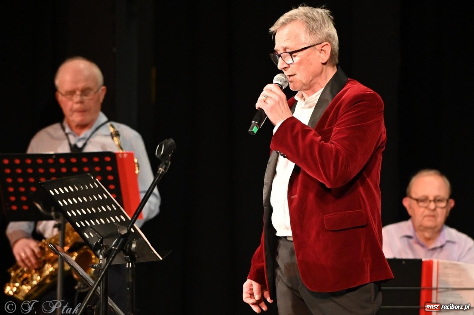 Zdjęcie w galerii na portalu naszraciborz.pl: Powróćmy jak za dawnych lat. Zespół 60 plus wypełnił Strzechę [FOTO i WIDEO] wiadomości z regionu