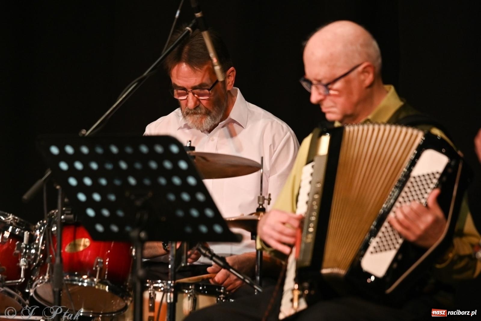Zdjęcie w galerii na portalu naszraciborz.pl: Powróćmy jak za dawnych lat. Zespół 60 plus wypełnił Strzechę [FOTO i WIDEO] wiadomości z regionu