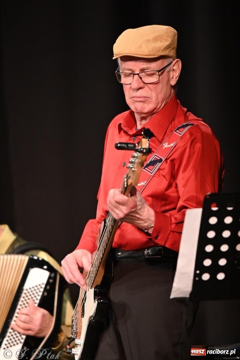 Zdjęcie w galerii na portalu naszraciborz.pl: Powróćmy jak za dawnych lat. Zespół 60 plus wypełnił Strzechę [FOTO i WIDEO] wiadomości z regionu