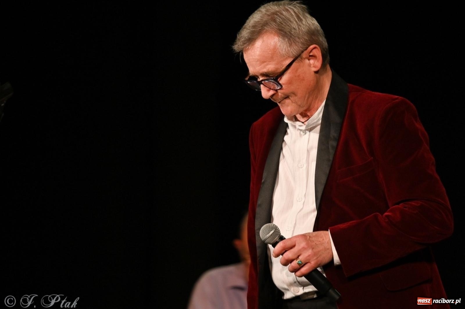 Zdjęcie w galerii na portalu naszraciborz.pl: Powróćmy jak za dawnych lat. Zespół 60 plus wypełnił Strzechę [FOTO i WIDEO] wiadomości z regionu