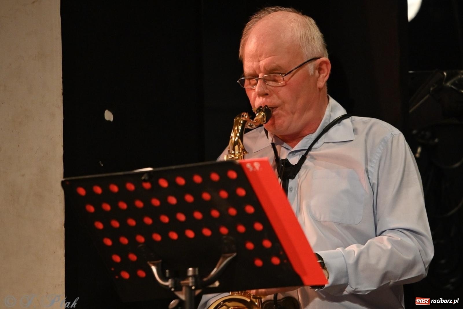 Zdjęcie w galerii na portalu naszraciborz.pl: Powróćmy jak za dawnych lat. Zespół 60 plus wypełnił Strzechę [FOTO i WIDEO] wiadomości z regionu