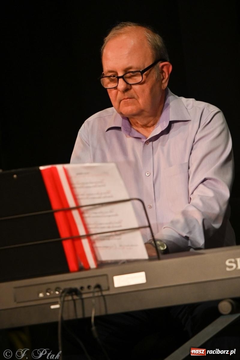 Zdjęcie w galerii na portalu naszraciborz.pl: Powróćmy jak za dawnych lat. Zespół 60 plus wypełnił Strzechę [FOTO i WIDEO] wiadomości z regionu