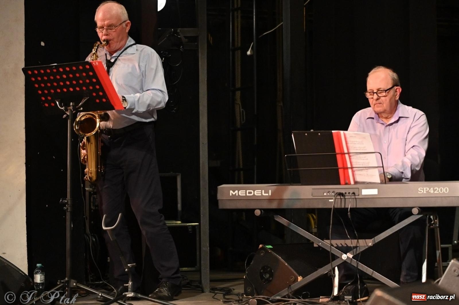 Zdjęcie w galerii na portalu naszraciborz.pl: Powróćmy jak za dawnych lat. Zespół 60 plus wypełnił Strzechę [FOTO i WIDEO] wiadomości z regionu