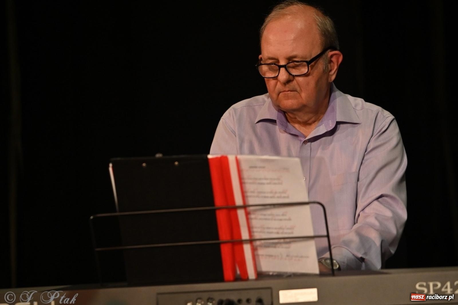 Zdjęcie w galerii na portalu naszraciborz.pl: Powróćmy jak za dawnych lat. Zespół 60 plus wypełnił Strzechę [FOTO i WIDEO] wiadomości z regionu