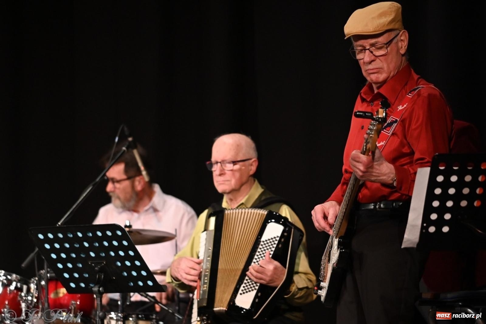 Zdjęcie w galerii na portalu naszraciborz.pl: Powróćmy jak za dawnych lat. Zespół 60 plus wypełnił Strzechę [FOTO i WIDEO] wiadomości z regionu