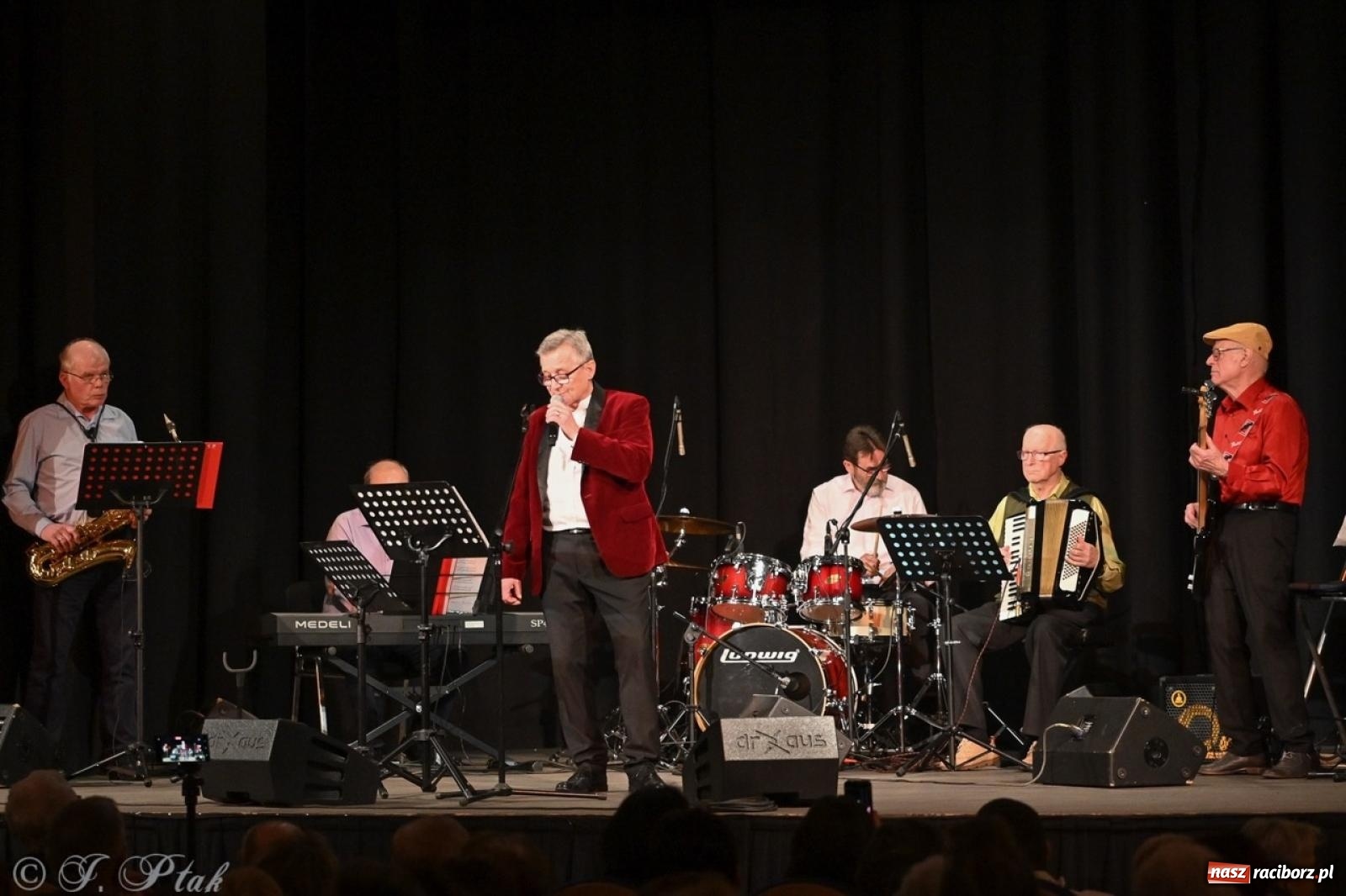 Zdjęcie w galerii na portalu naszraciborz.pl: Powróćmy jak za dawnych lat. Zespół 60 plus wypełnił Strzechę [FOTO i WIDEO] wiadomości z regionu