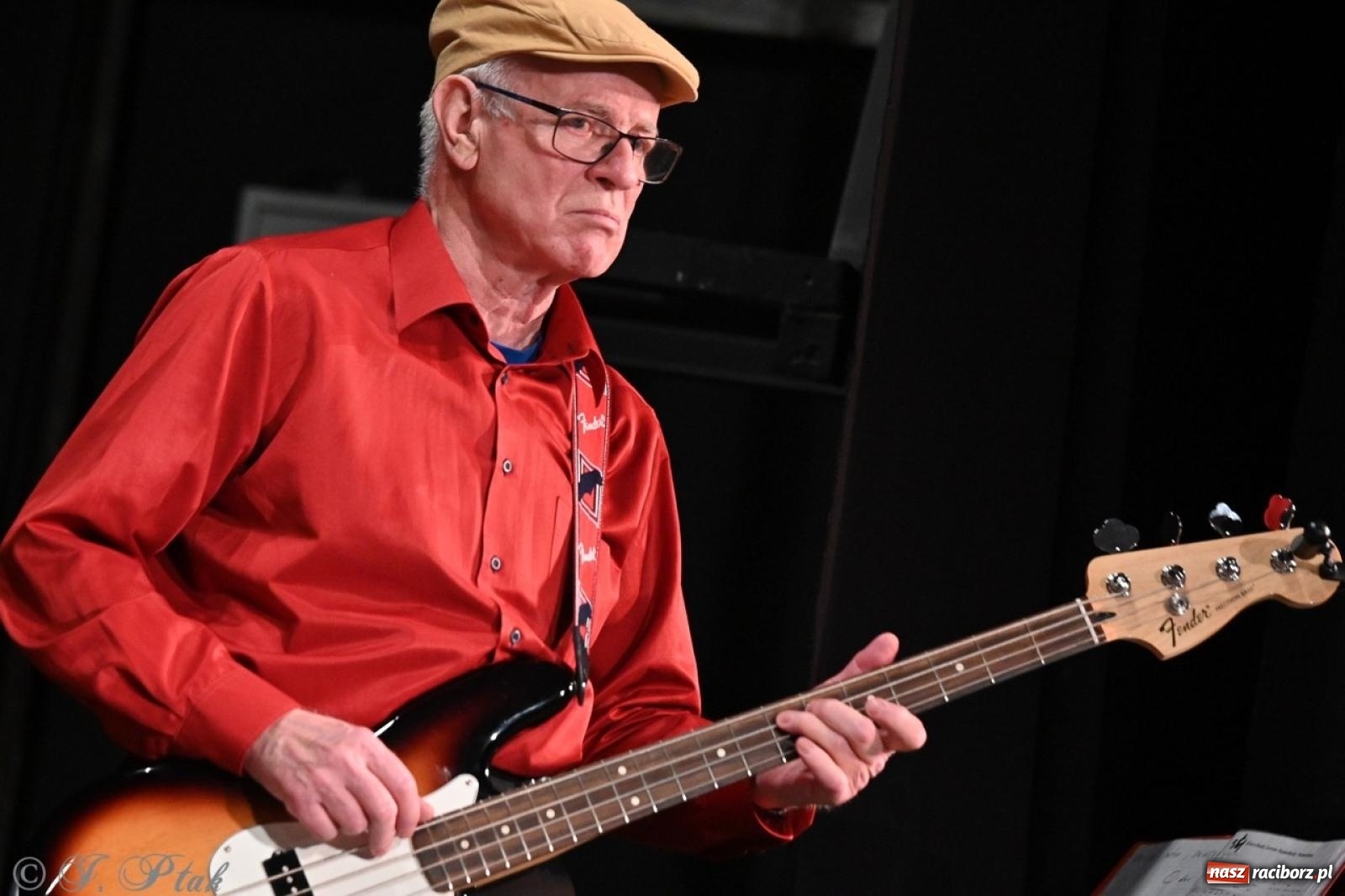 Zdjęcie w galerii na portalu naszraciborz.pl: Powróćmy jak za dawnych lat. Zespół 60 plus wypełnił Strzechę [FOTO i WIDEO] wiadomości z regionu