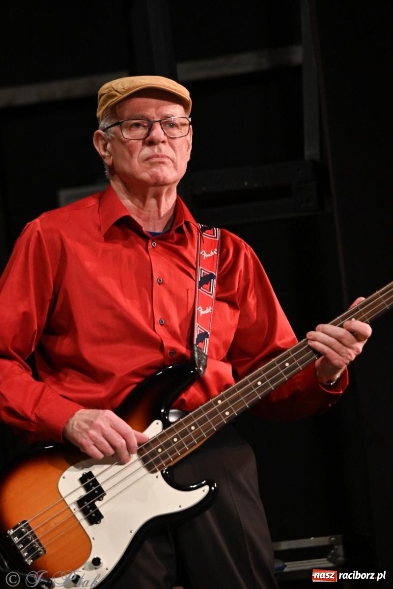 Zdjęcie w galerii na portalu naszraciborz.pl: Powróćmy jak za dawnych lat. Zespół 60 plus wypełnił Strzechę [FOTO i WIDEO] wiadomości z regionu