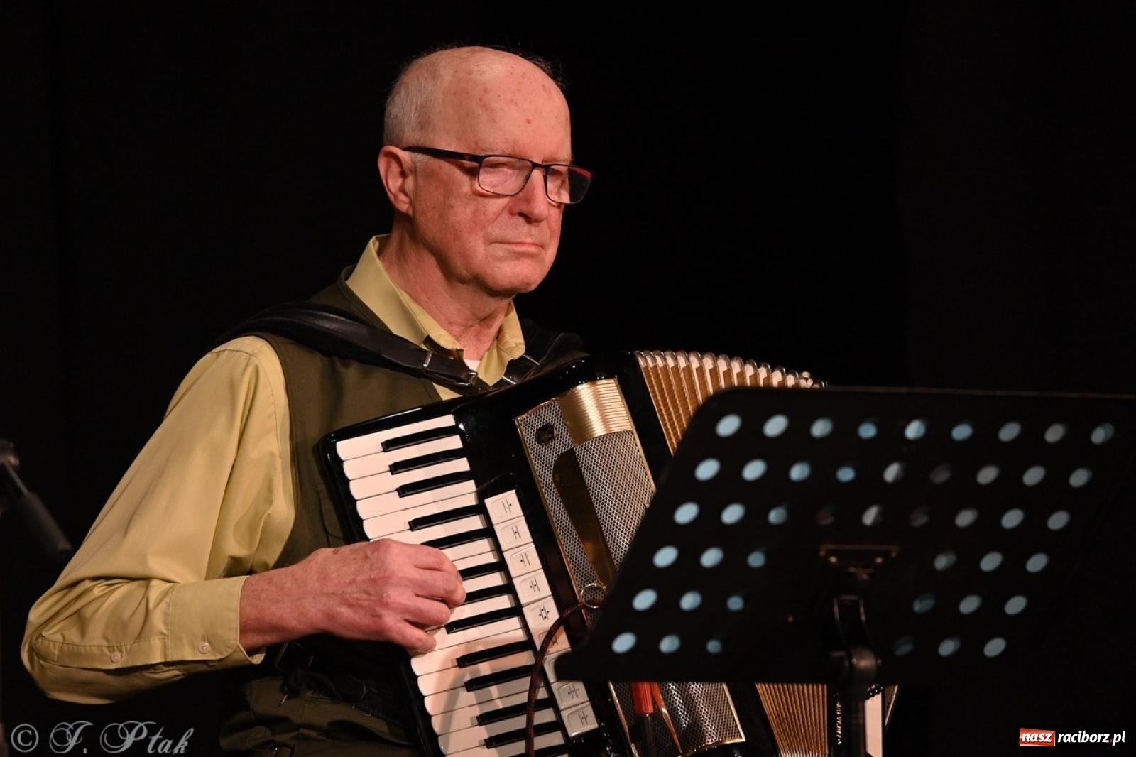 Zdjęcie w galerii na portalu naszraciborz.pl: Powróćmy jak za dawnych lat. Zespół 60 plus wypełnił Strzechę [FOTO i WIDEO] wiadomości z regionu
