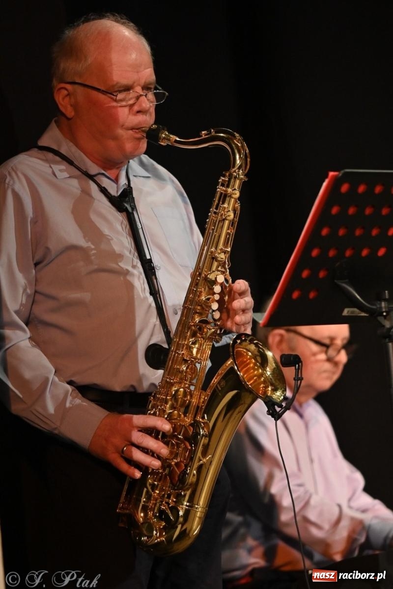 Zdjęcie w galerii na portalu naszraciborz.pl: Powróćmy jak za dawnych lat. Zespół 60 plus wypełnił Strzechę [FOTO i WIDEO] wiadomości z regionu