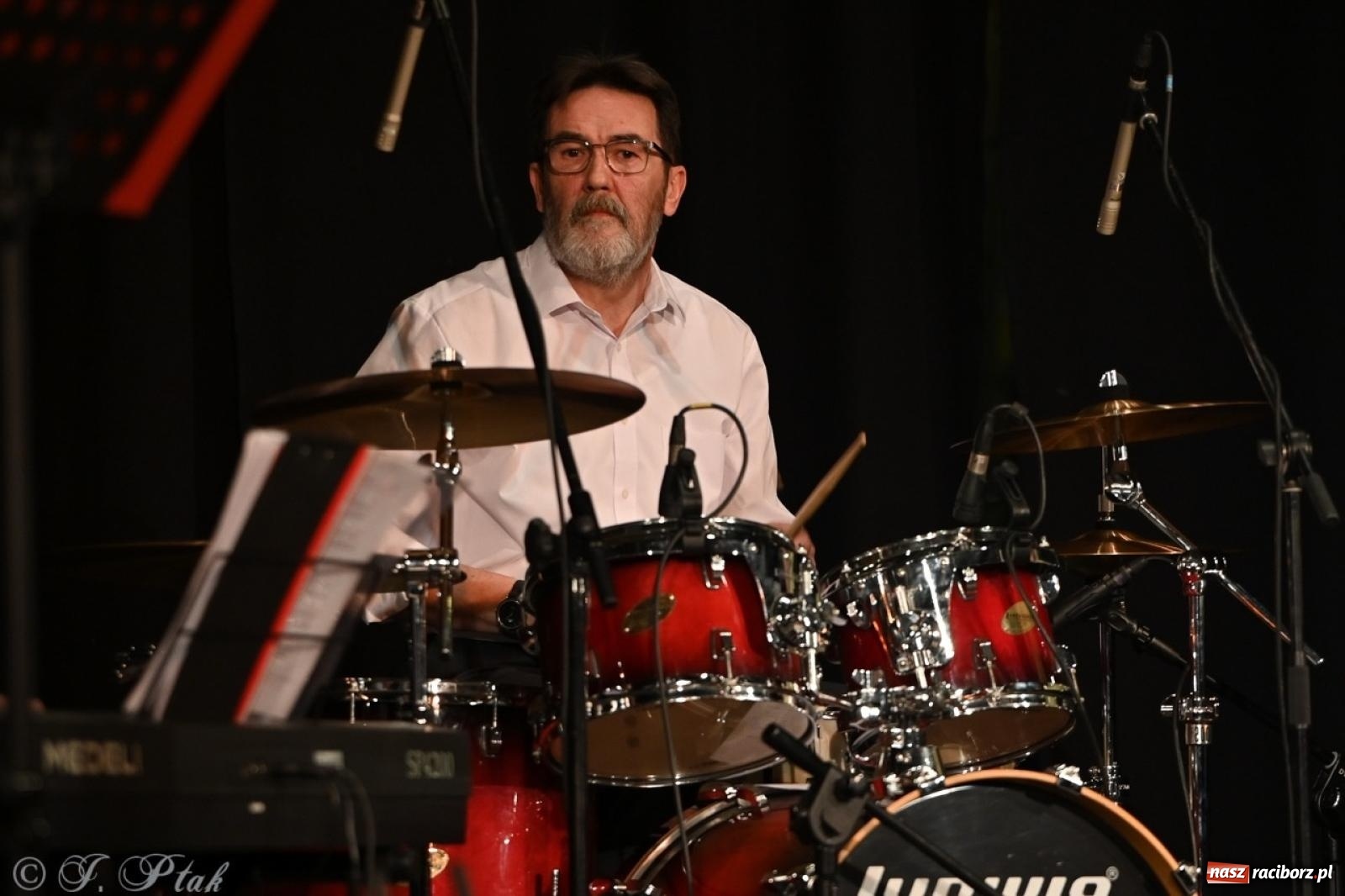 Zdjęcie w galerii na portalu naszraciborz.pl: Powróćmy jak za dawnych lat. Zespół 60 plus wypełnił Strzechę [FOTO i WIDEO] wiadomości z regionu