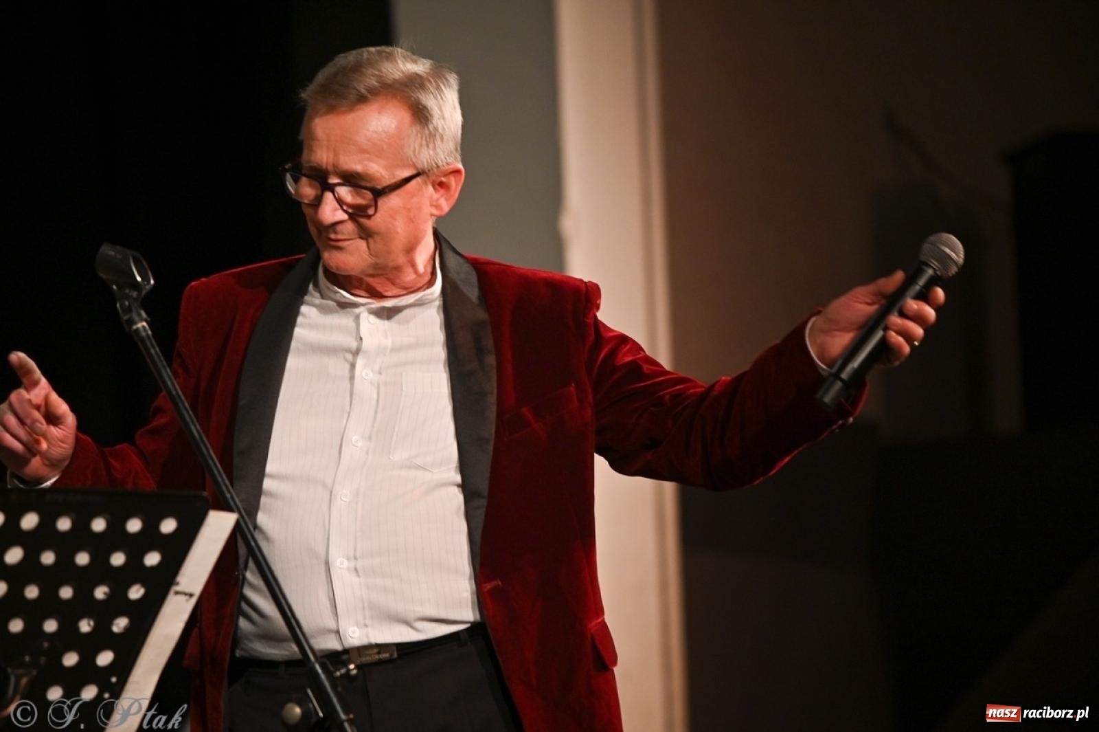 Zdjęcie w galerii na portalu naszraciborz.pl: Powróćmy jak za dawnych lat. Zespół 60 plus wypełnił Strzechę [FOTO i WIDEO] wiadomości z regionu