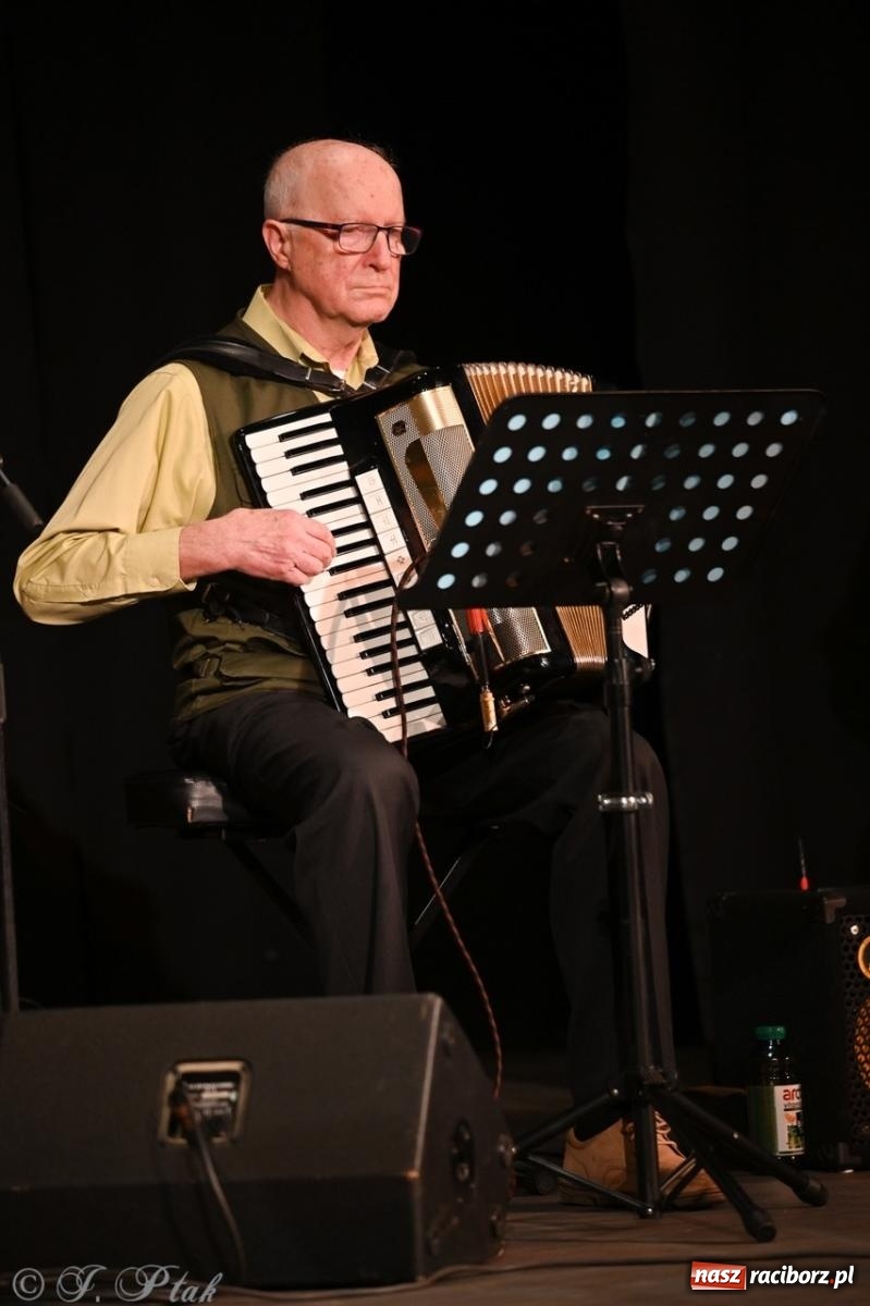 Zdjęcie w galerii na portalu naszraciborz.pl: Powróćmy jak za dawnych lat. Zespół 60 plus wypełnił Strzechę [FOTO i WIDEO] wiadomości z regionu