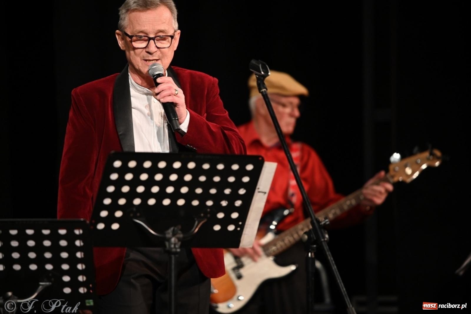 Zdjęcie w galerii na portalu naszraciborz.pl: Powróćmy jak za dawnych lat. Zespół 60 plus wypełnił Strzechę [FOTO i WIDEO] wiadomości z regionu