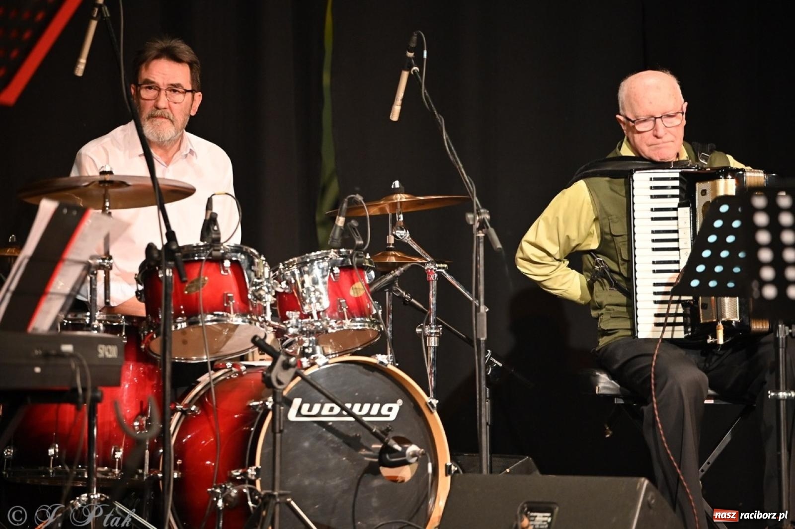 Zdjęcie w galerii na portalu naszraciborz.pl: Powróćmy jak za dawnych lat. Zespół 60 plus wypełnił Strzechę [FOTO i WIDEO] wiadomości z regionu