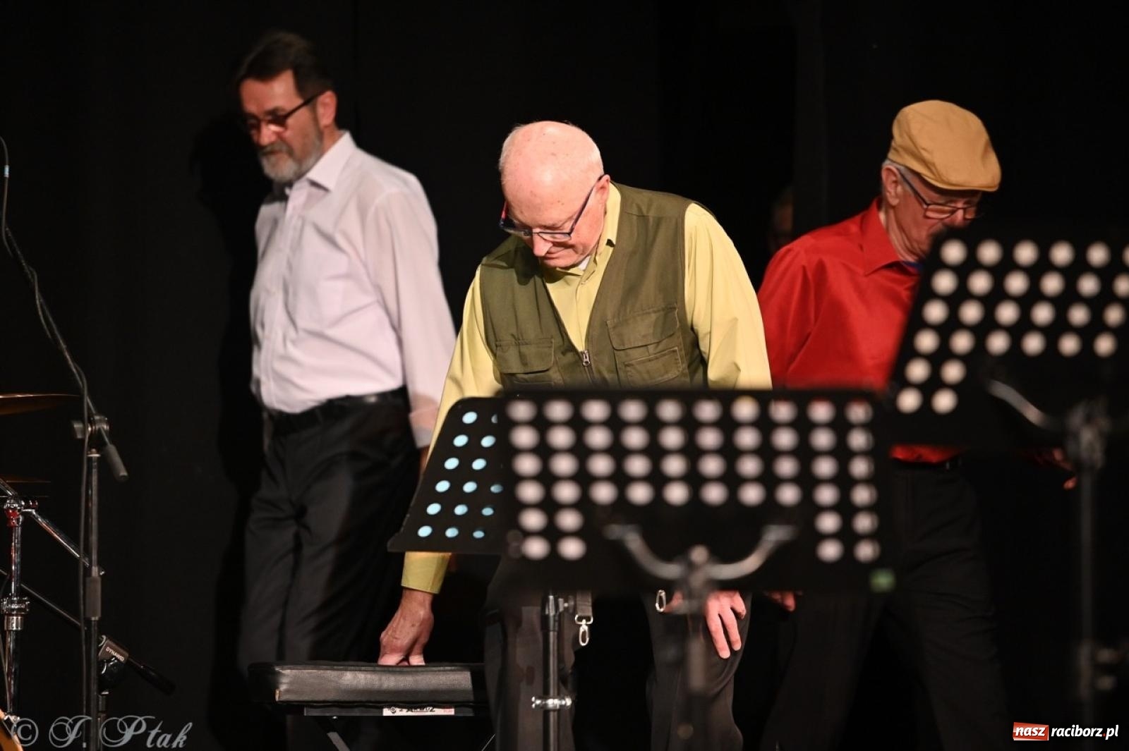 Zdjęcie w galerii na portalu naszraciborz.pl: Powróćmy jak za dawnych lat. Zespół 60 plus wypełnił Strzechę [FOTO i WIDEO] wiadomości z regionu