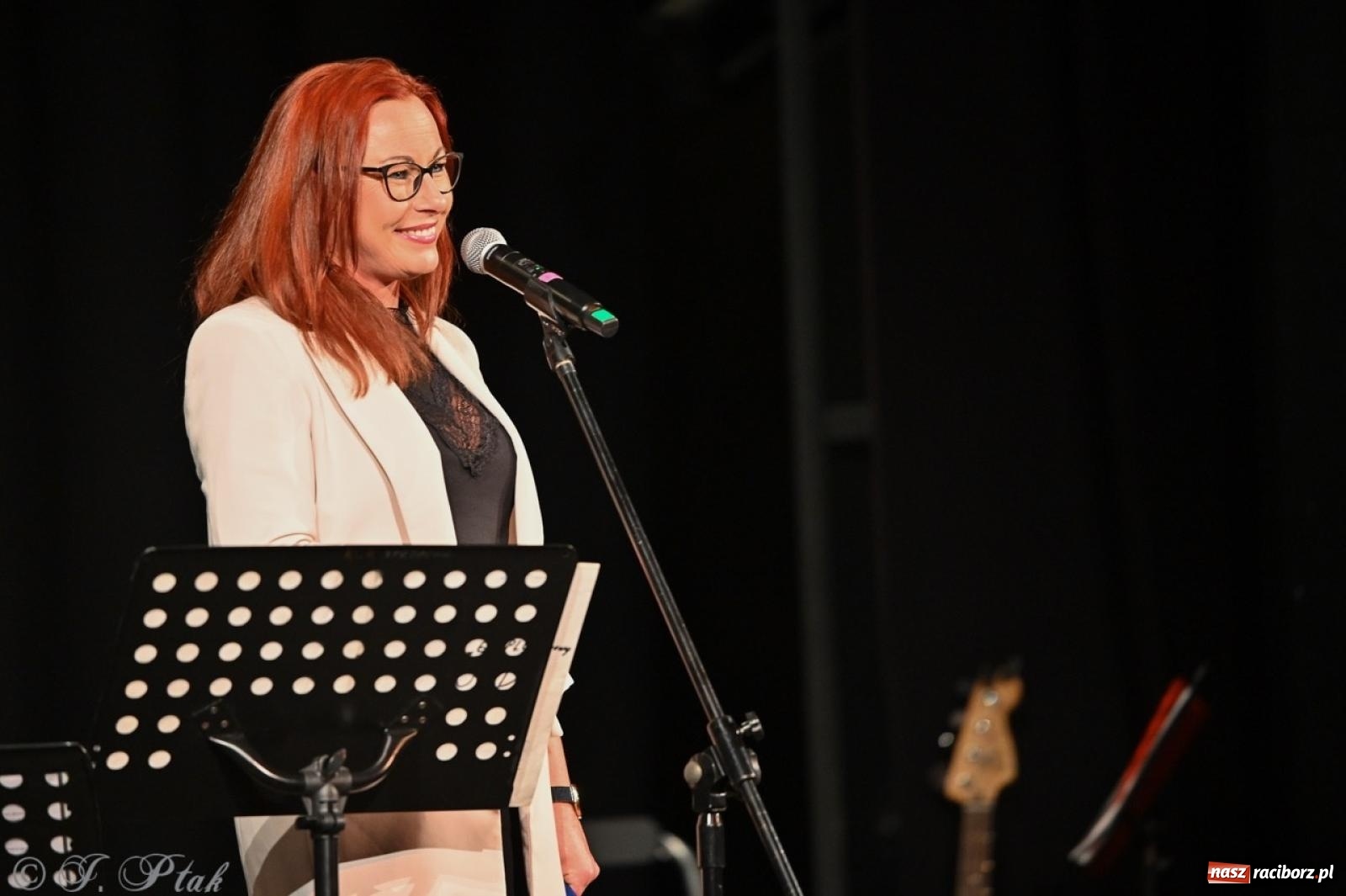 Zdjęcie w galerii na portalu naszraciborz.pl: Powróćmy jak za dawnych lat. Zespół 60 plus wypełnił Strzechę [FOTO i WIDEO] wiadomości z regionu