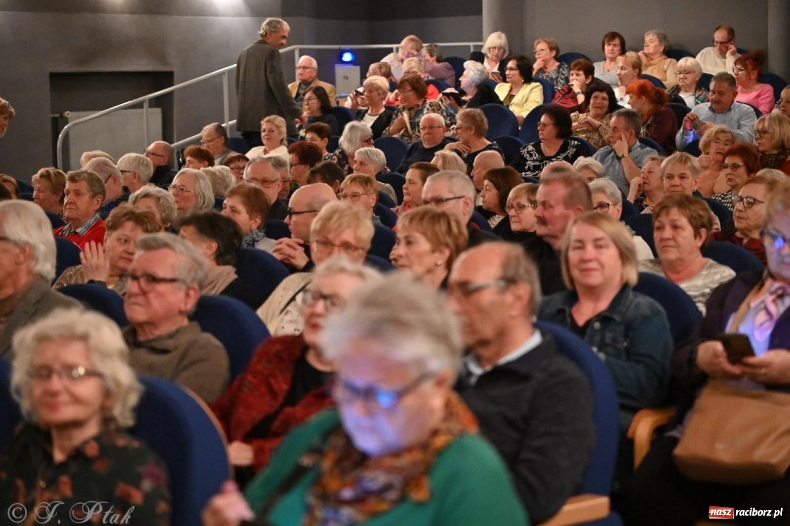 Zdjęcie w galerii na portalu naszraciborz.pl: Powróćmy jak za dawnych lat. Zespół 60 plus wypełnił Strzechę [FOTO i WIDEO] wiadomości z regionu