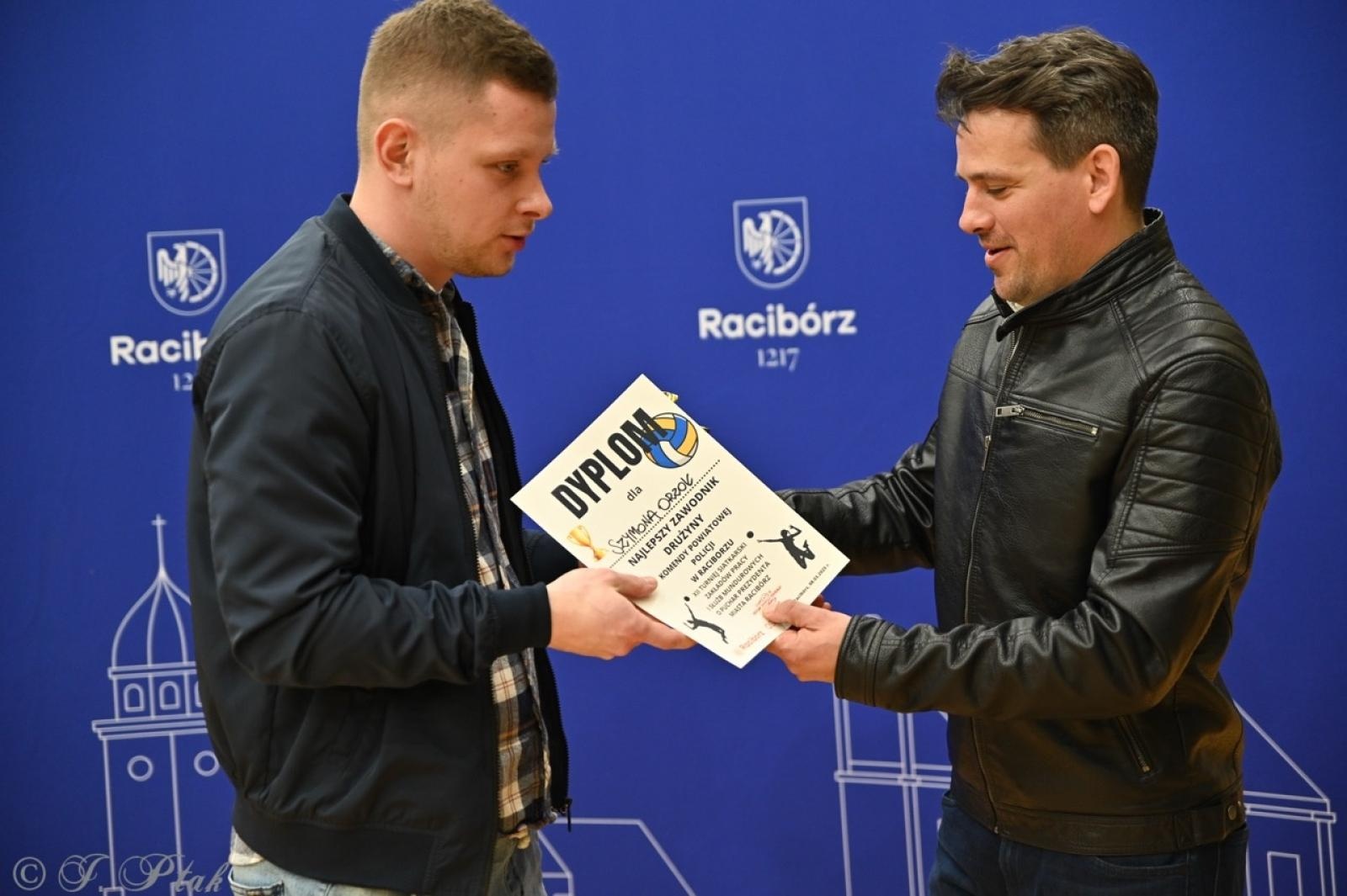 Zdjęcie w galerii na portalu naszraciborz.pl: Zakład Karny Racibórz triumfuje w XII Turnieju Siatkarskim Zakładów Pracy i Służb Mundurowych [FOTO i WIDEO] wiadomości z regionu