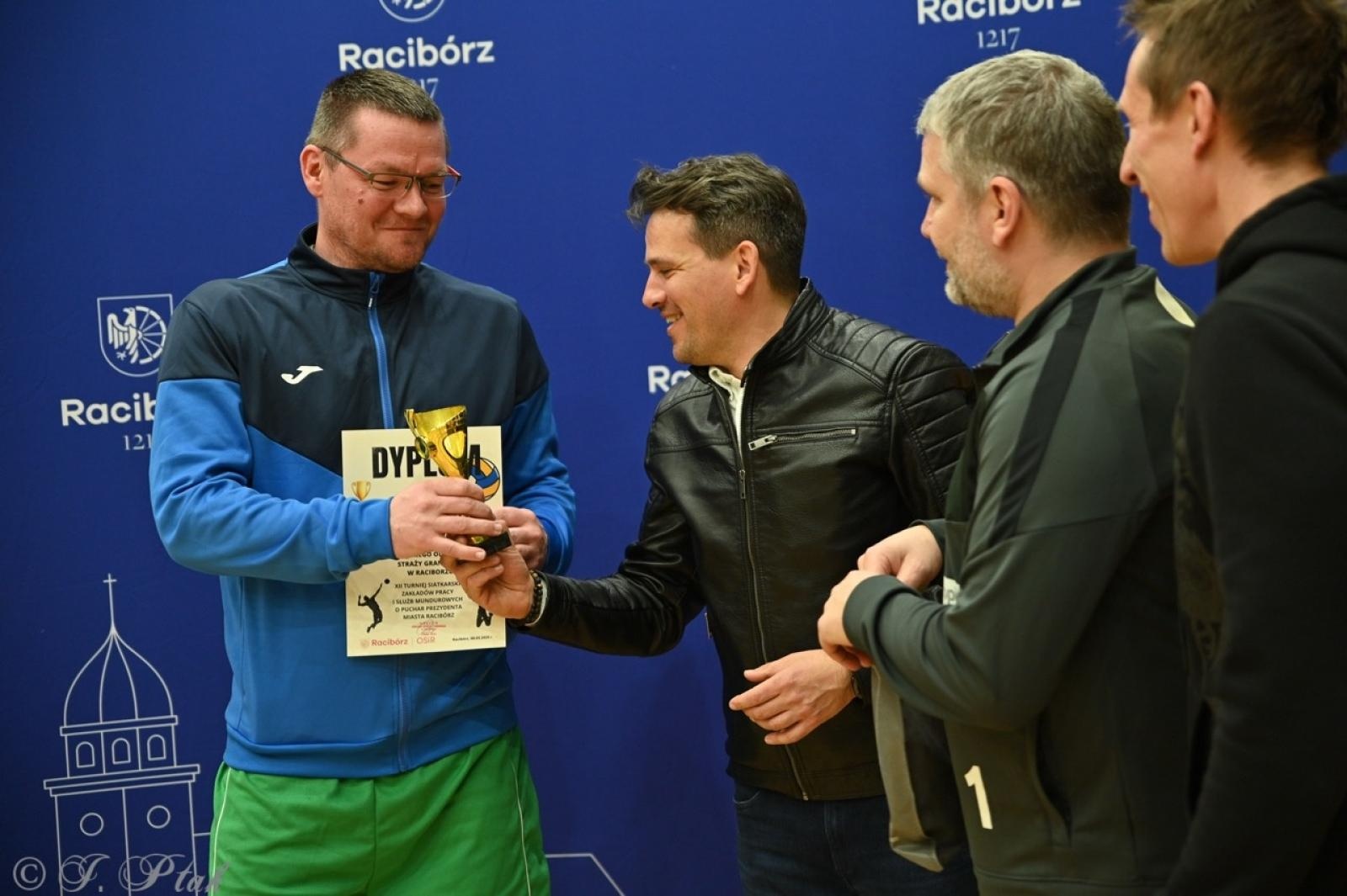 Zdjęcie w galerii na portalu naszraciborz.pl: Zakład Karny Racibórz triumfuje w XII Turnieju Siatkarskim Zakładów Pracy i Służb Mundurowych [FOTO i WIDEO] wiadomości z regionu