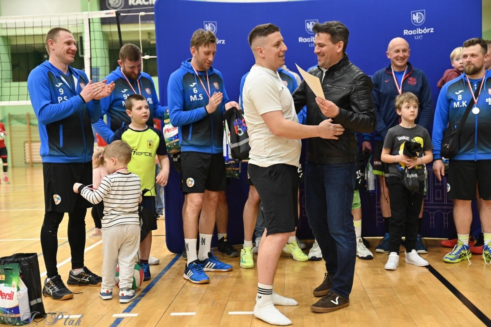 Zdjęcie w galerii na portalu naszraciborz.pl: Zakład Karny Racibórz triumfuje w XII Turnieju Siatkarskim Zakładów Pracy i Służb Mundurowych [FOTO i WIDEO] wiadomości z regionu