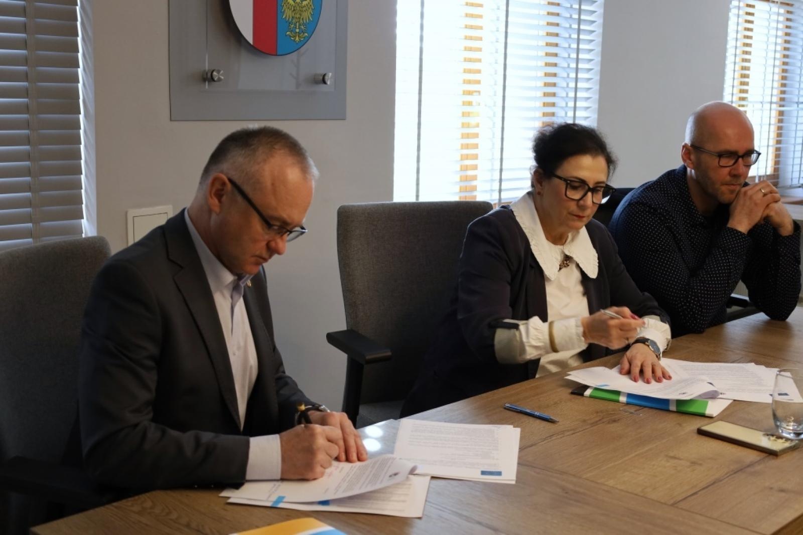 Zdjęcie w galerii na portalu naszraciborz.pl: Umowa na scalanie gruntów w Samborowicach podpisana wiadomości z regionu