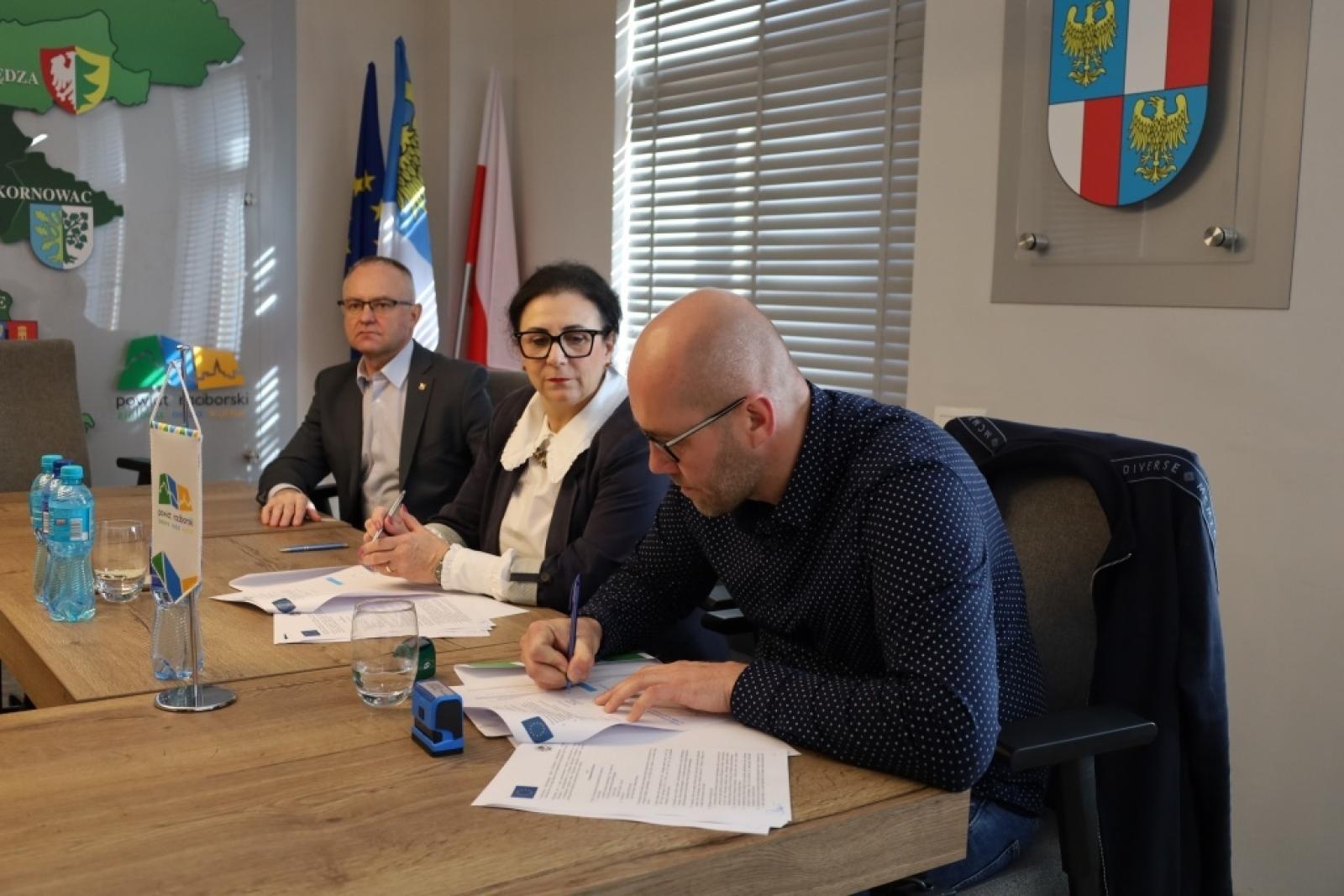 Zdjęcie w galerii na portalu naszraciborz.pl: Umowa na scalanie gruntów w Samborowicach podpisana wiadomości z regionu