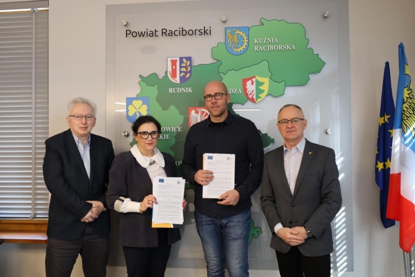 Zdjęcie w galerii na portalu naszraciborz.pl: Umowa na scalanie gruntów w Samborowicach podpisana wiadomości z regionu