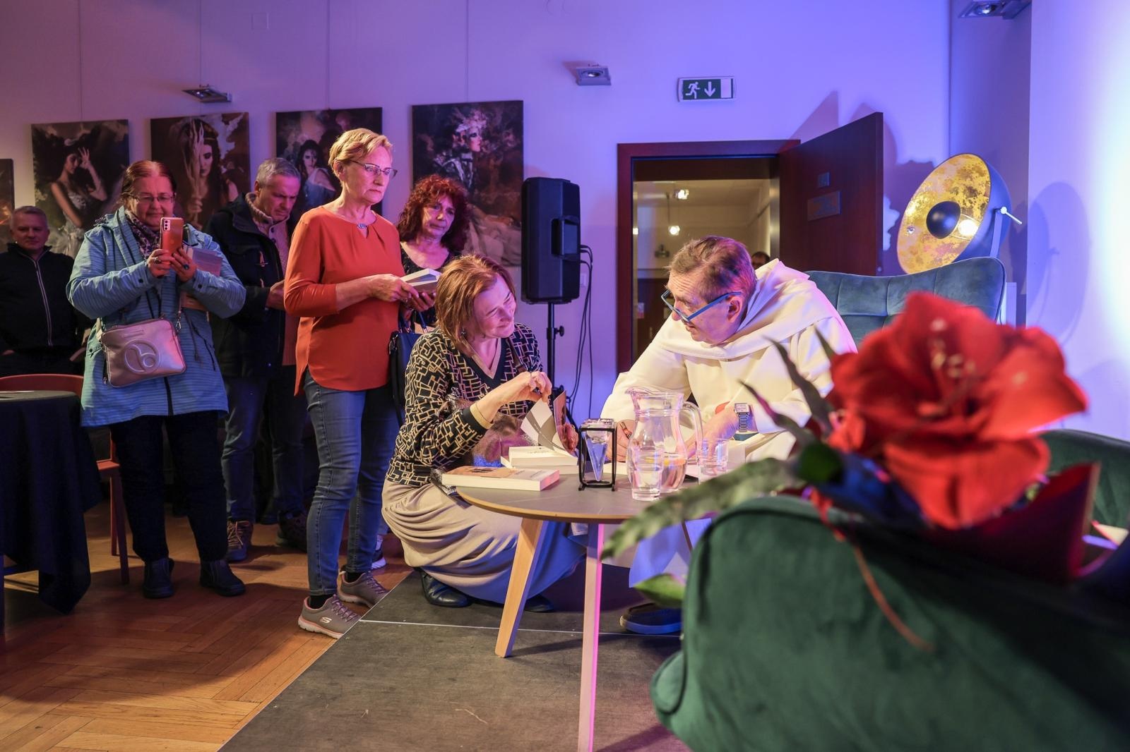 Zdjęcie w galerii na portalu naszraciborz.pl: NIE-WIARY-GODNE. Ojciec Agostino Lewandowski OSsT gościem spotkania W PUNKT w RCK wiadomości z regionu