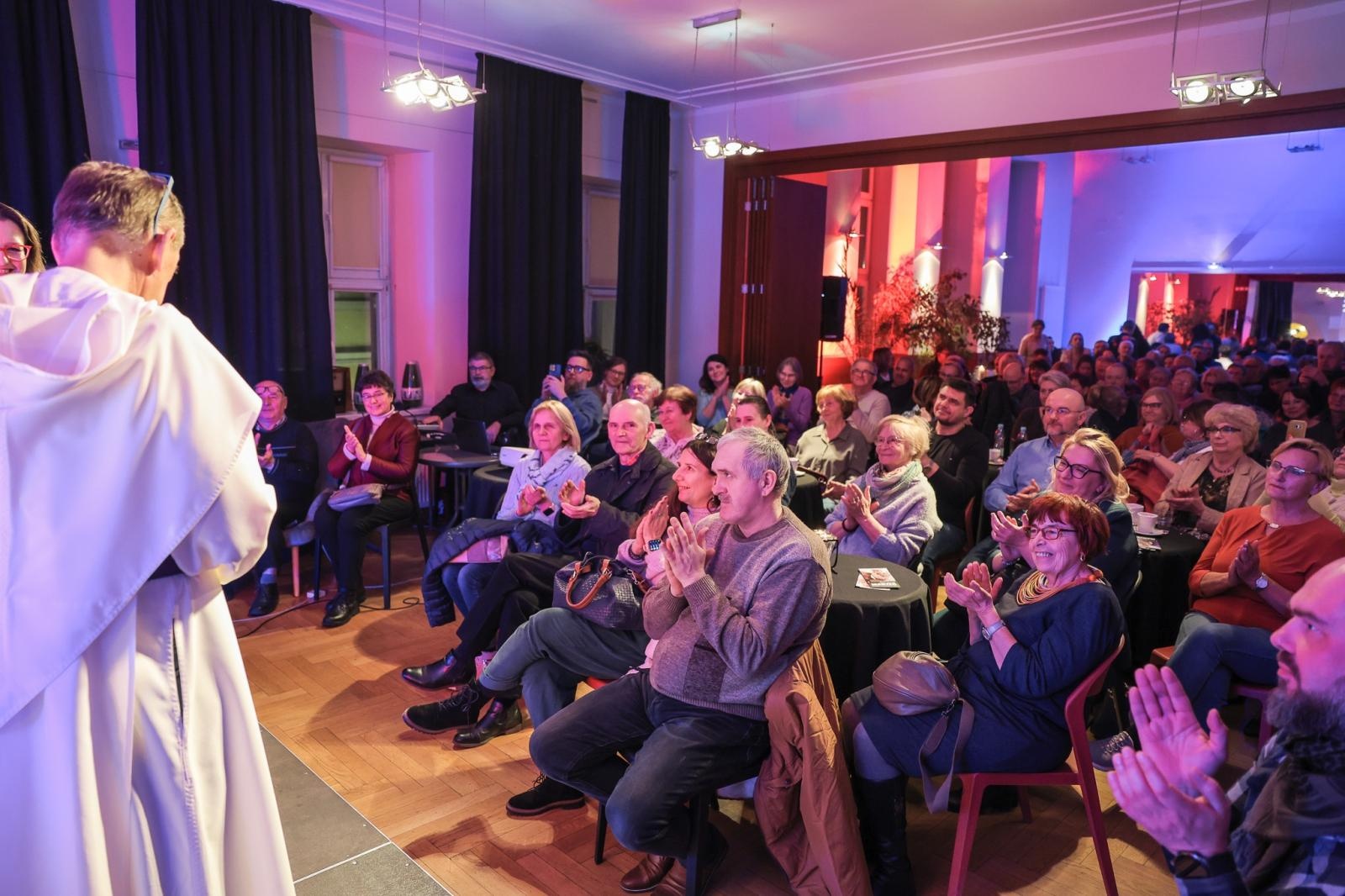Zdjęcie w galerii na portalu naszraciborz.pl: NIE-WIARY-GODNE. Ojciec Agostino Lewandowski OSsT gościem spotkania W PUNKT w RCK wiadomości z regionu