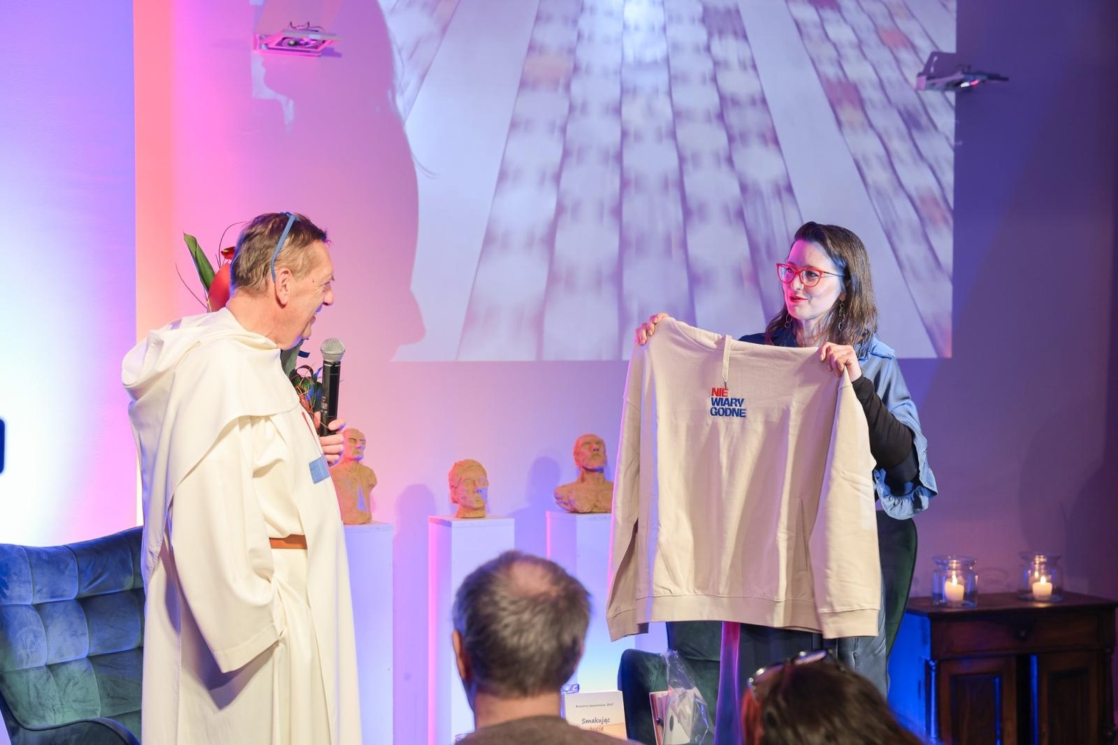 Zdjęcie w galerii na portalu naszraciborz.pl: NIE-WIARY-GODNE. Ojciec Agostino Lewandowski OSsT gościem spotkania W PUNKT w RCK wiadomości z regionu