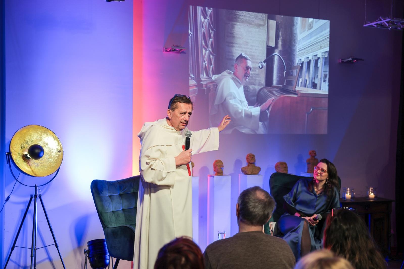 Zdjęcie w galerii na portalu naszraciborz.pl: NIE-WIARY-GODNE. Ojciec Agostino Lewandowski OSsT gościem spotkania W PUNKT w RCK wiadomości z regionu