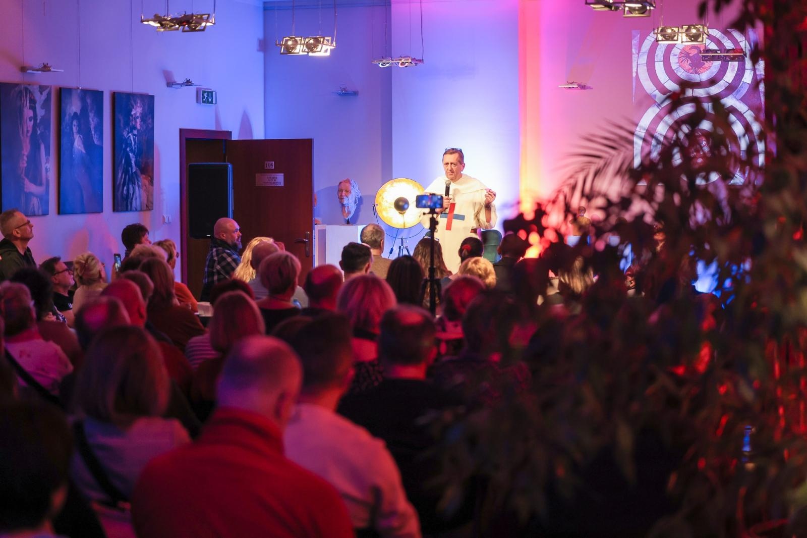 Zdjęcie w galerii na portalu naszraciborz.pl: NIE-WIARY-GODNE. Ojciec Agostino Lewandowski OSsT gościem spotkania W PUNKT w RCK wiadomości z regionu