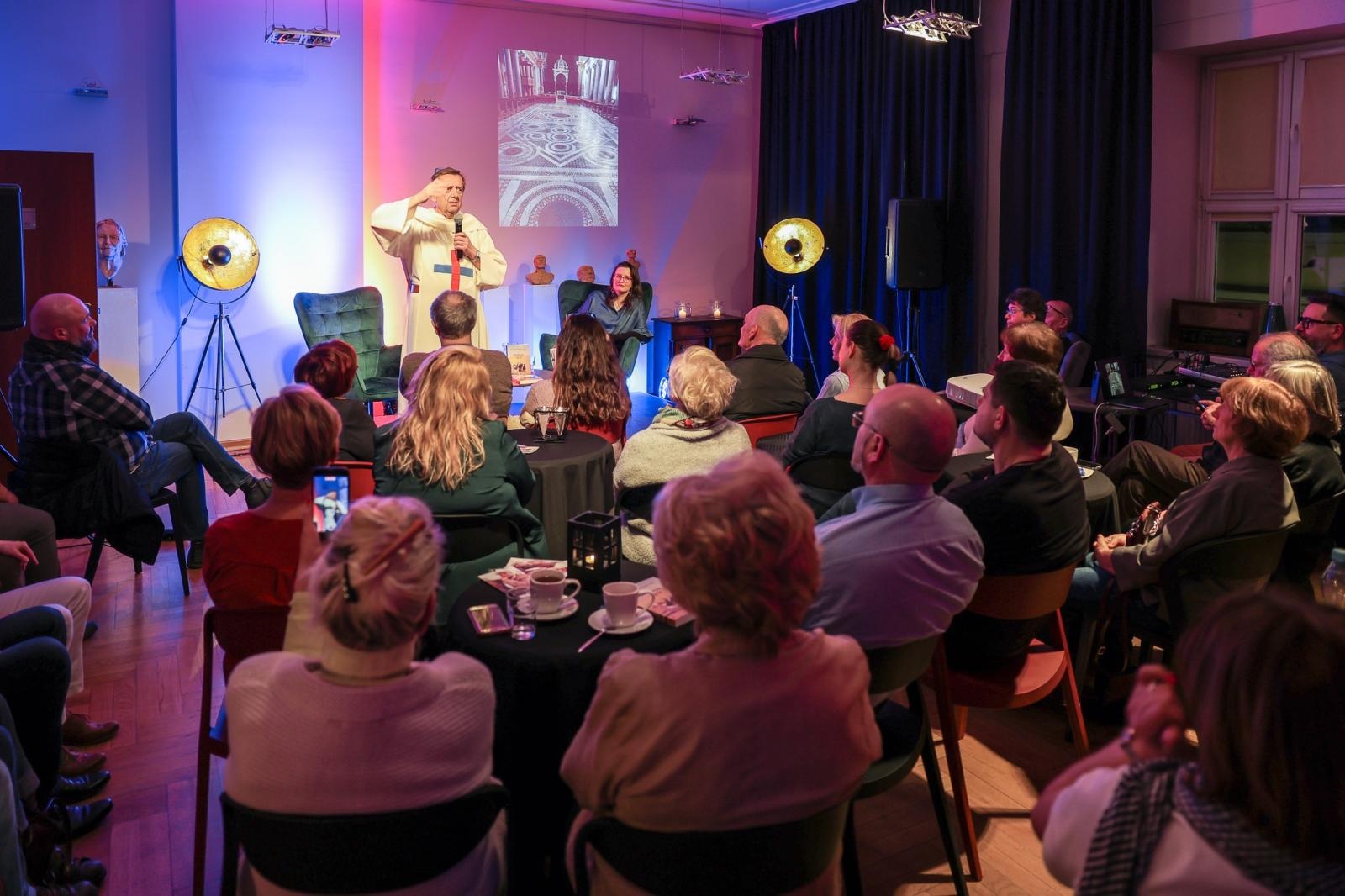 Zdjęcie w galerii na portalu naszraciborz.pl: NIE-WIARY-GODNE. Ojciec Agostino Lewandowski OSsT gościem spotkania W PUNKT w RCK wiadomości z regionu