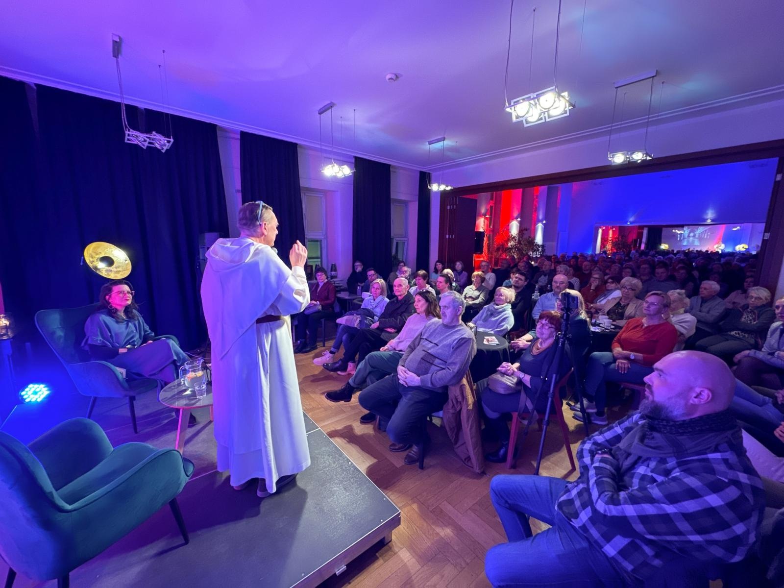 Zdjęcie w galerii na portalu naszraciborz.pl: NIE-WIARY-GODNE. Ojciec Agostino Lewandowski OSsT gościem spotkania W PUNKT w RCK wiadomości z regionu