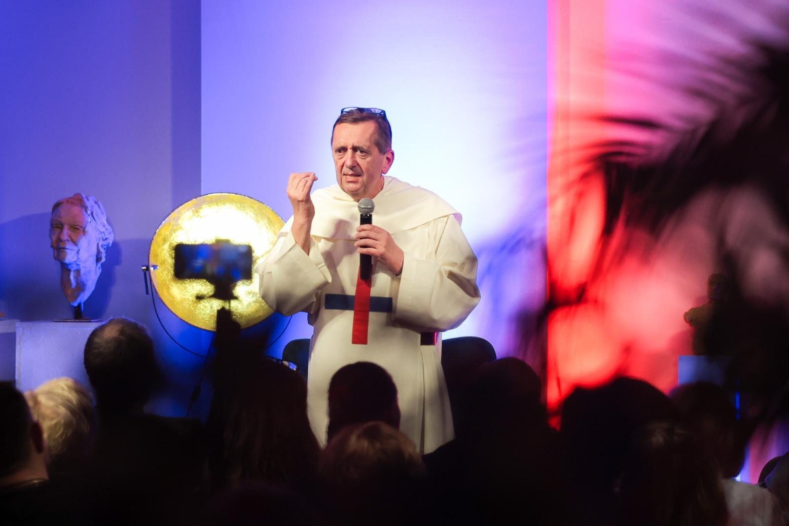 Zdjęcie w galerii na portalu naszraciborz.pl: NIE-WIARY-GODNE. Ojciec Agostino Lewandowski OSsT gościem spotkania W PUNKT w RCK wiadomości z regionu