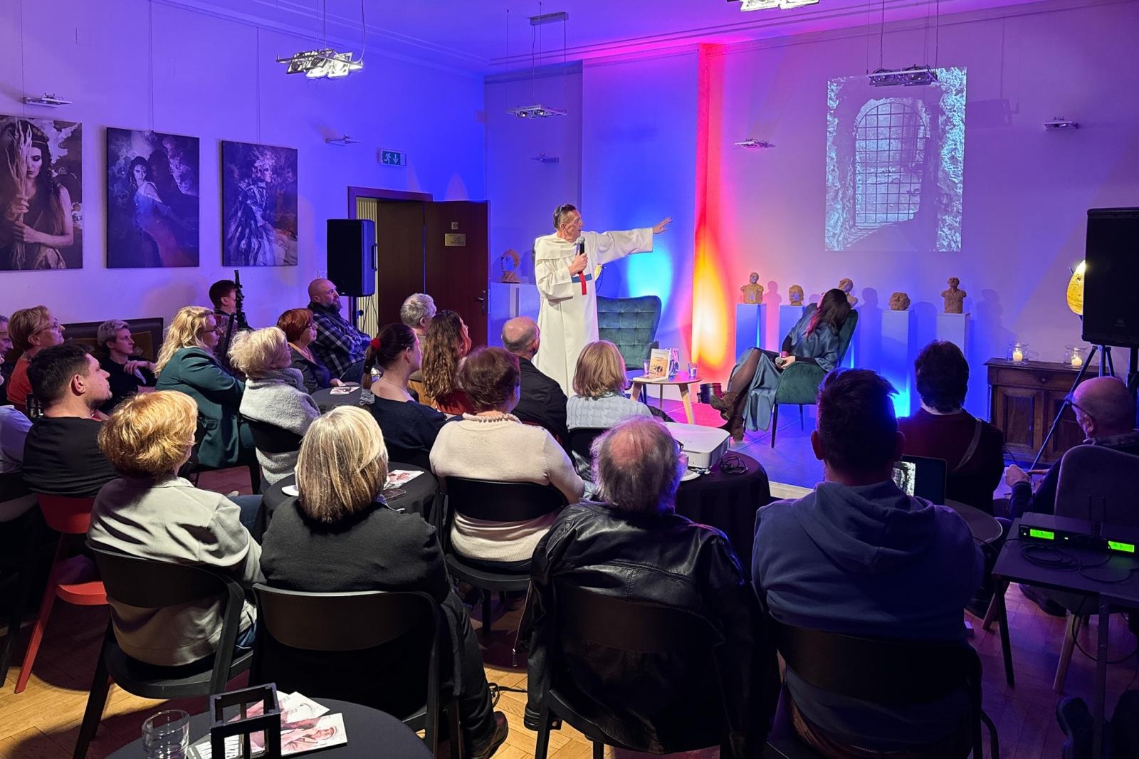 Zdjęcie w galerii na portalu naszraciborz.pl: NIE-WIARY-GODNE. Ojciec Agostino Lewandowski OSsT gościem spotkania W PUNKT w RCK wiadomości z regionu