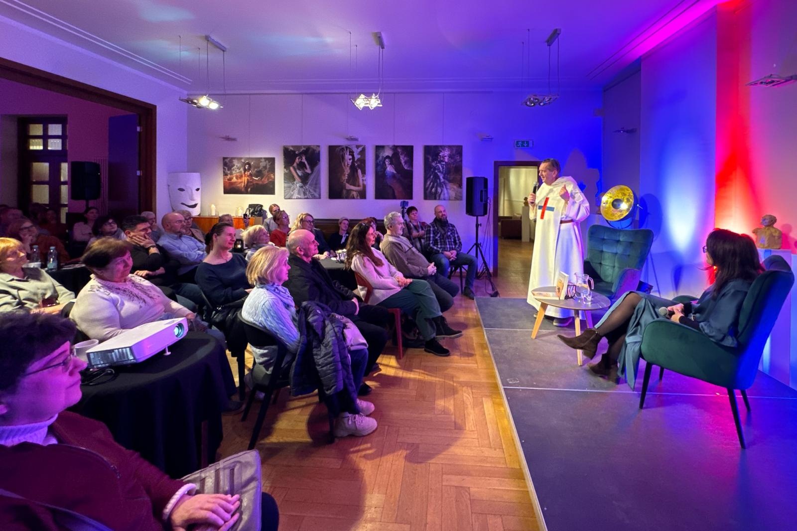 Zdjęcie w galerii na portalu naszraciborz.pl: NIE-WIARY-GODNE. Ojciec Agostino Lewandowski OSsT gościem spotkania W PUNKT w RCK wiadomości z regionu