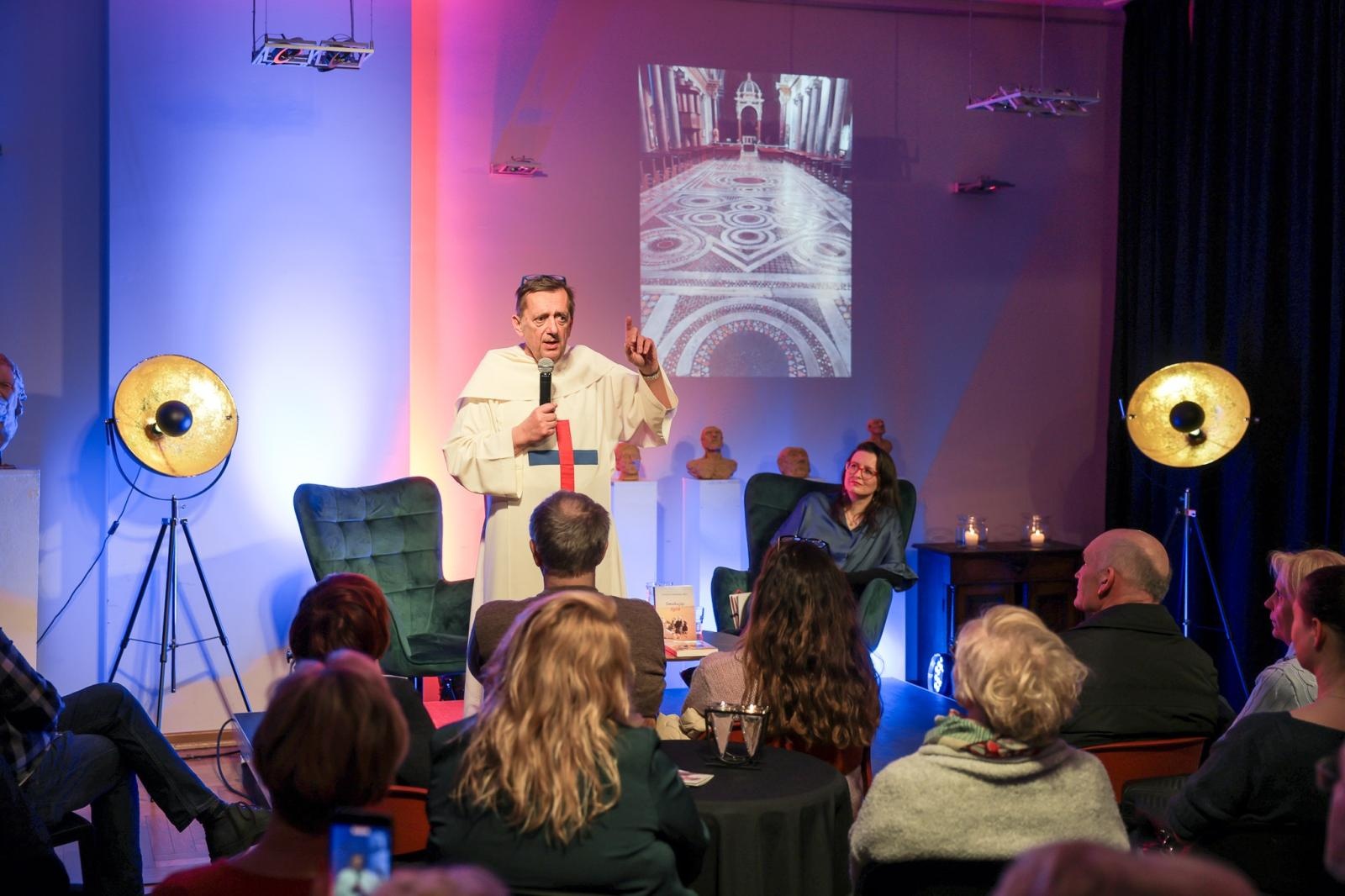 Zdjęcie w galerii na portalu naszraciborz.pl: NIE-WIARY-GODNE. Ojciec Agostino Lewandowski OSsT gościem spotkania W PUNKT w RCK wiadomości z regionu