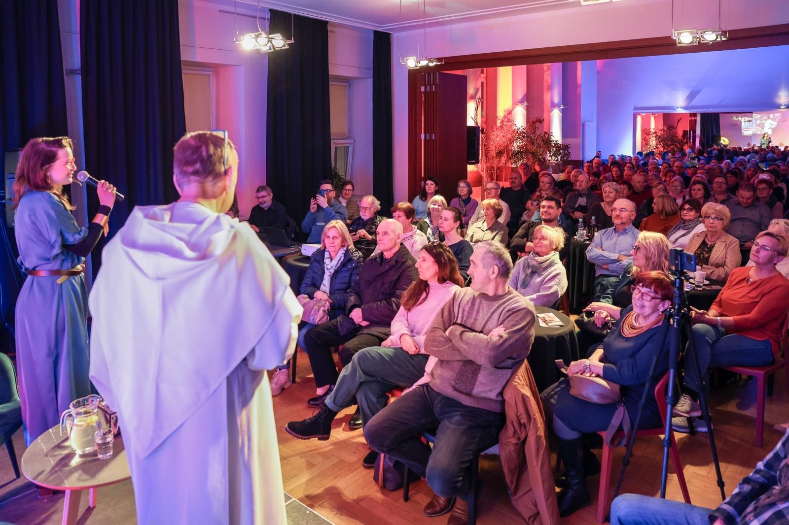 Zdjęcie w galerii na portalu naszraciborz.pl: NIE-WIARY-GODNE. Ojciec Agostino Lewandowski OSsT gościem spotkania W PUNKT w RCK wiadomości z regionu