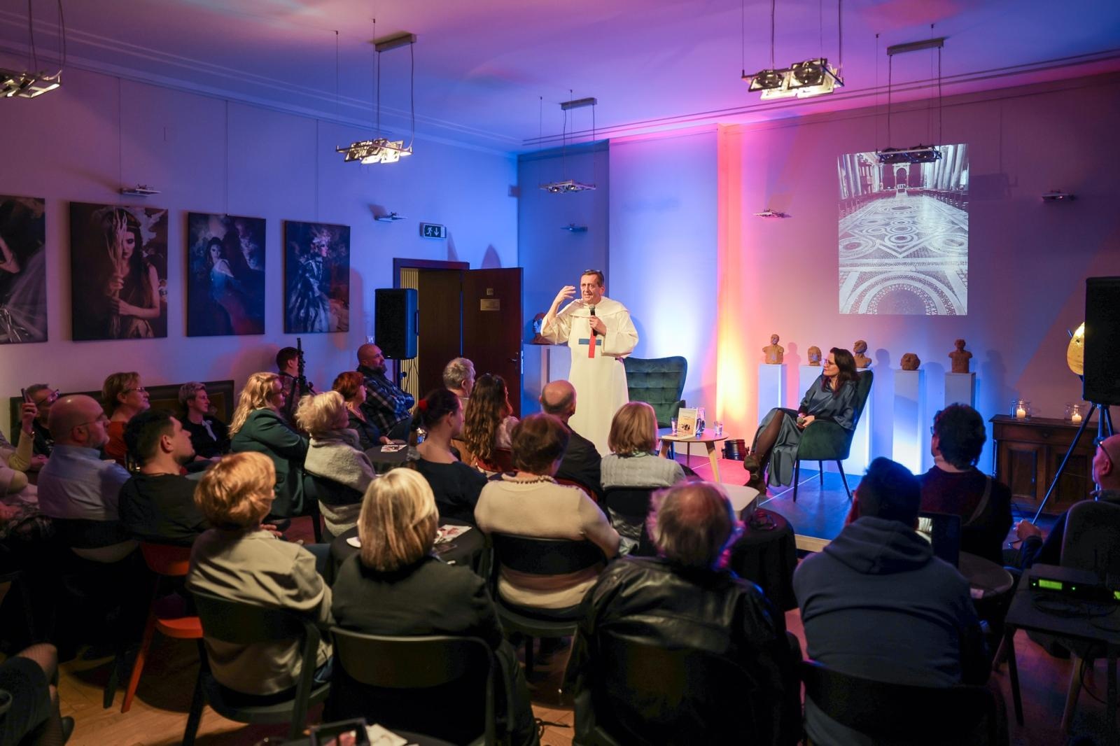 Zdjęcie w galerii na portalu naszraciborz.pl: NIE-WIARY-GODNE. Ojciec Agostino Lewandowski OSsT gościem spotkania W PUNKT w RCK wiadomości z regionu