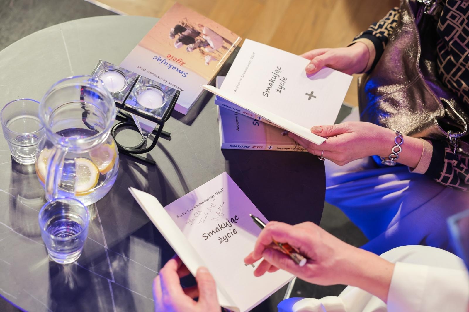 Zdjęcie w galerii na portalu naszraciborz.pl: NIE-WIARY-GODNE. Ojciec Agostino Lewandowski OSsT gościem spotkania W PUNKT w RCK wiadomości z regionu