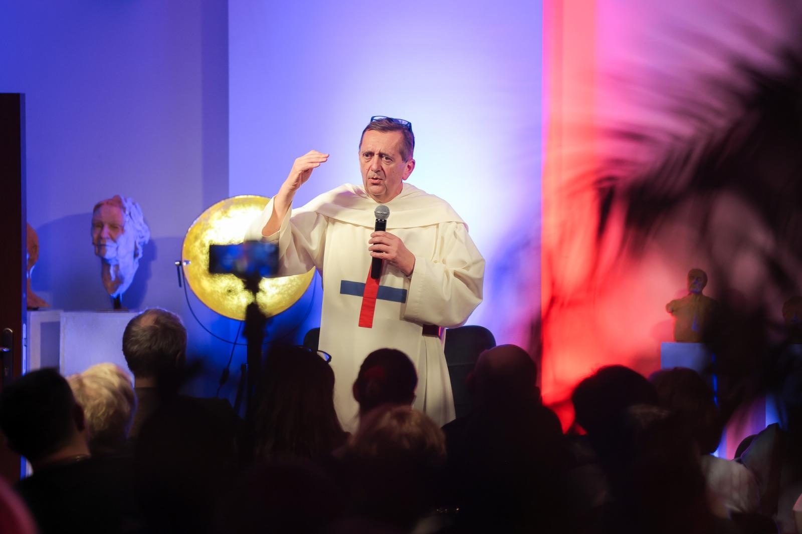 Zdjęcie w galerii na portalu naszraciborz.pl: NIE-WIARY-GODNE. Ojciec Agostino Lewandowski OSsT gościem spotkania W PUNKT w RCK wiadomości z regionu